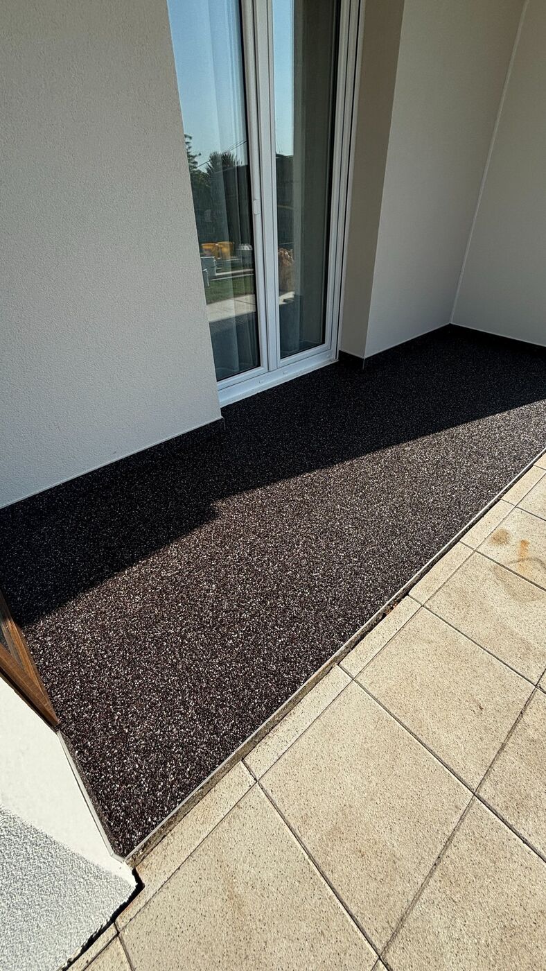 Balcon couvert - Tapis de pierre, finition au seuil
