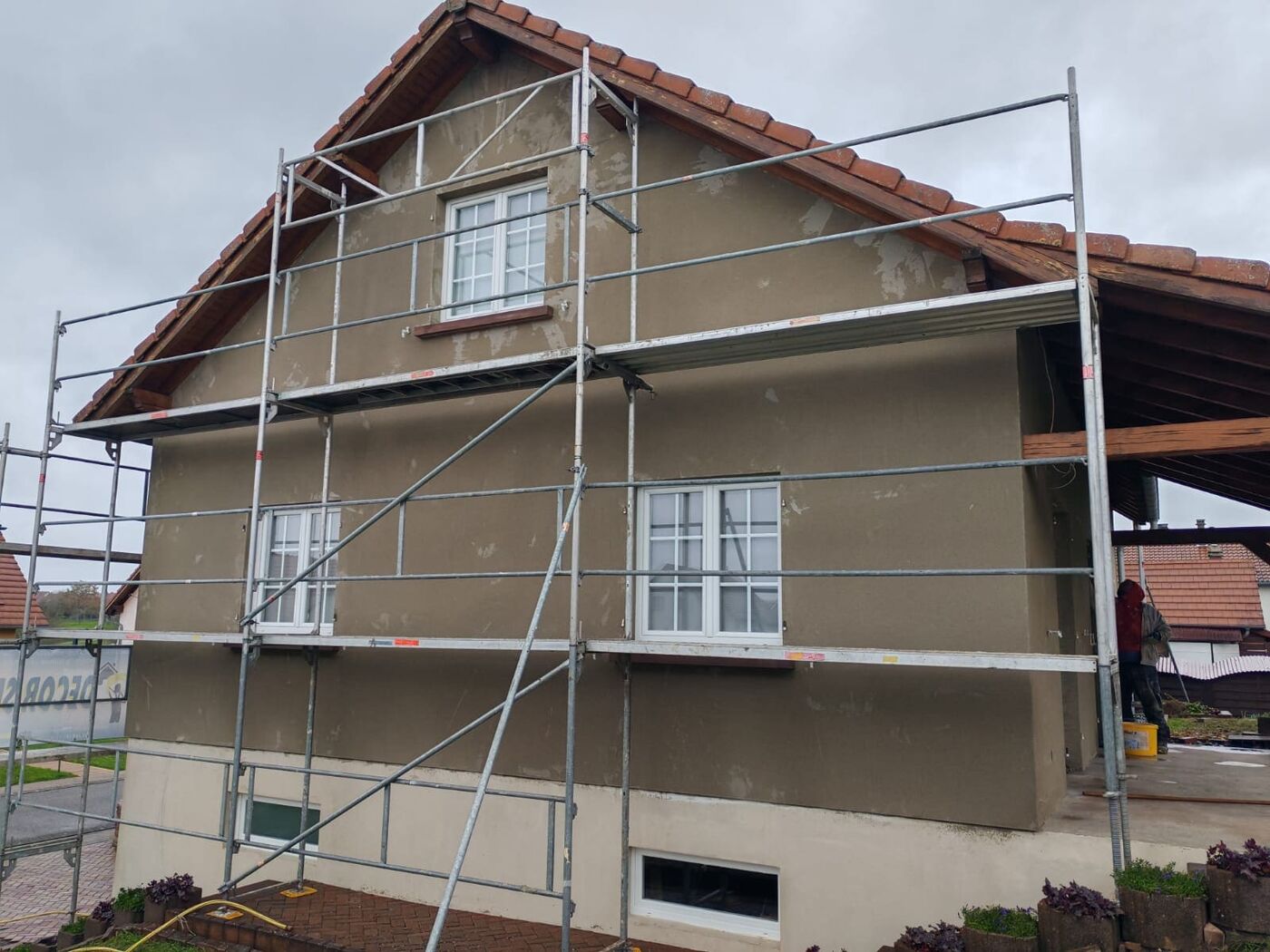 Avant isolation - Facade preparee sous echafaudage