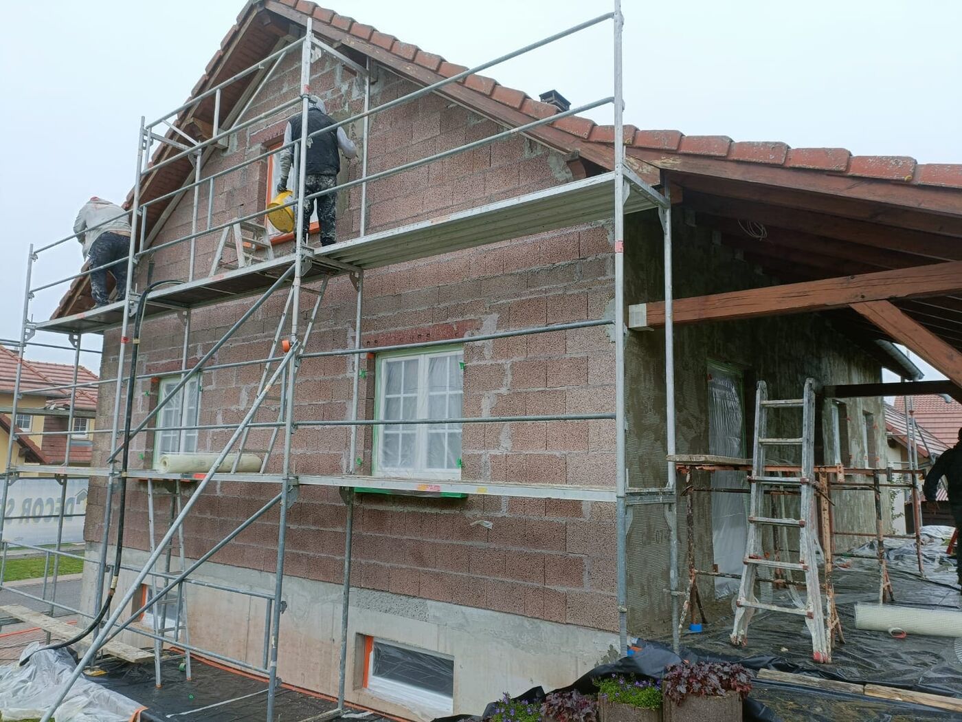 Chantier ITE - Isolation de la facade en cours