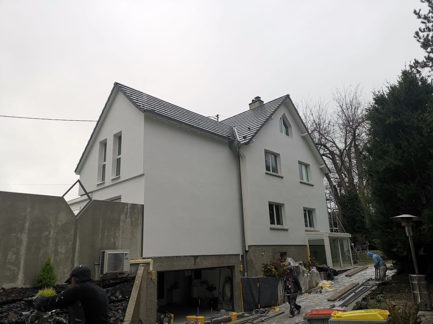 Maison a etage - Enduit blanc et pignons