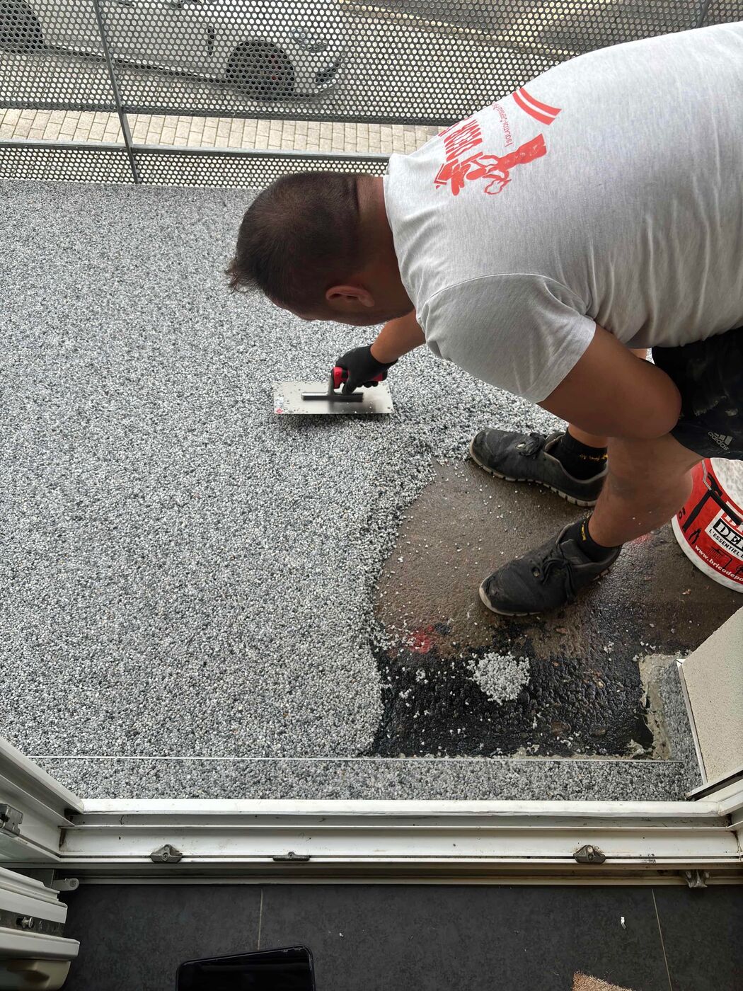 Pose a la main - Lissage du tapis de pierre